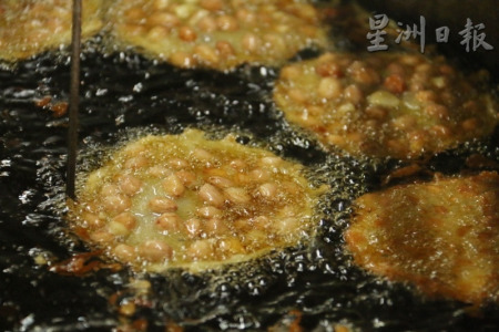 控制火候、掌握好油炸時(shí)間等一連串制作節(jié)奏，是由經(jīng)驗(yàn)自然累積而成的。（馬來西亞《星洲日?qǐng)?bào)》）