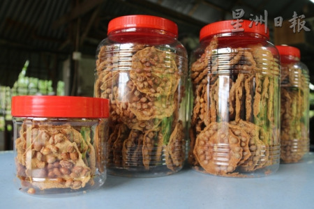 除了提供給咖啡店零售，為了應(yīng)付土產(chǎn)店的需求，而推出小罐裝的花生餅。（馬來西亞《星洲日?qǐng)?bào)》）