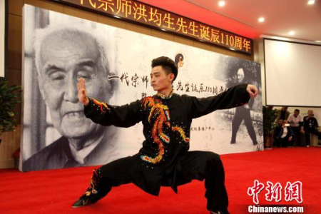 洪派太極拳傳人現(xiàn)場(chǎng)展演太極拳法?！∩骋?jiàn)龍 攝