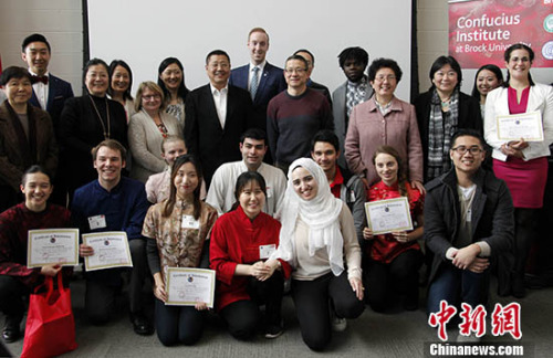 比賽結(jié)束后，中國(guó)駐多倫多總領(lǐng)館教育參贊徐衛(wèi)亞等嘉賓與評(píng)委、參賽選手合影。 <a target='_blank' >中新社</a>記者 余瑞冬 攝