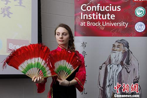 當(dāng)天獲季軍的多倫多大學(xué)選手康樂(lè)樂(lè)在才藝比賽中表演“廣場(chǎng)舞”。 <a target='_blank' >中新社</a>記者 余瑞冬 攝