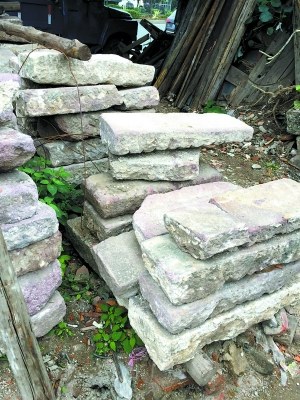 舊建材市場(chǎng)成堆的舊石板。