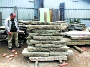 市民在舊建材市場(chǎng)選購(gòu)石板。