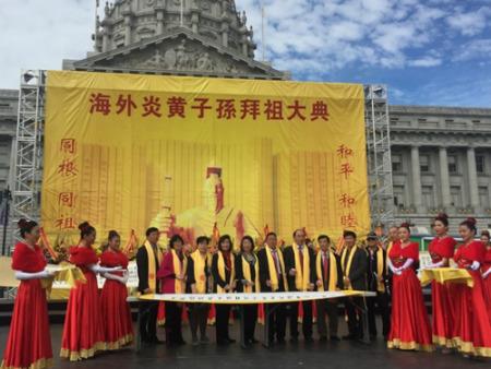 僑領(lǐng)、華人、華僑代表在精美的祈福畫卷上簽名，祈福國泰民安，世界和平。(美國《世界日報》/黃少華 攝)