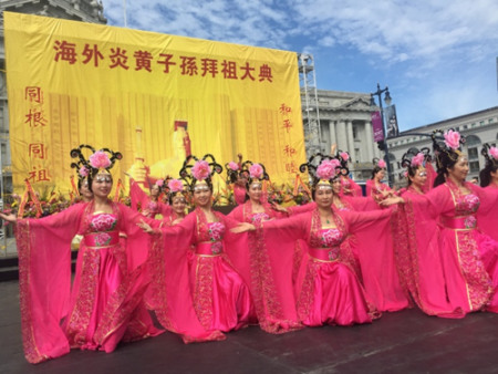 拜祖大典現(xiàn)場精彩的歌舞演出。(美國《世界日報》/黃少華 攝)