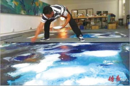 曹俊在作畫中。（美國《僑報》）