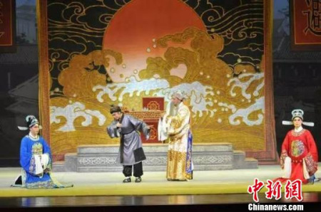 圖為邕劇《三進(jìn)士》演出?！＄娦?攝