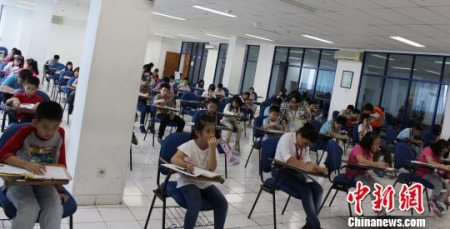 圖為考試現(xiàn)場(chǎng)?！￡悓帩?攝