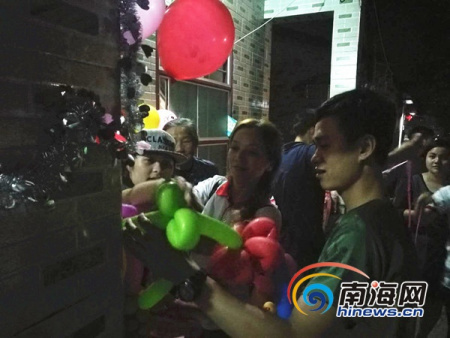 萬寧十元微愛團給孤兒小愛做過生日前的準備。南海網(wǎng)記者 高鵬 攝