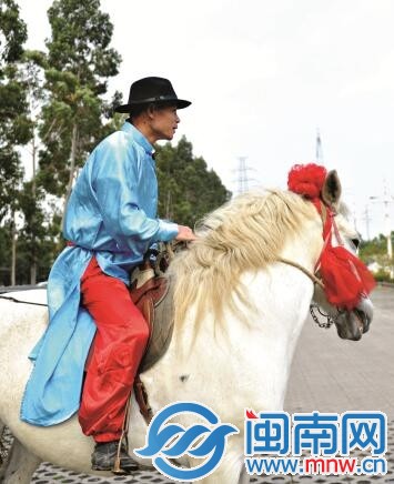 新郎騎著高頭大馬娶親。