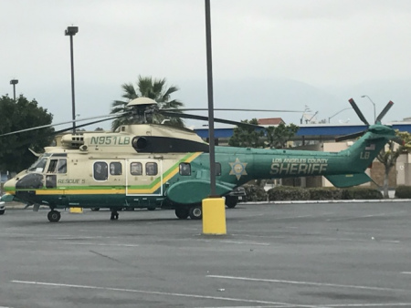 上午11時半，直升機(jī)仍停在K Mart廣場前停車場等待指令。(美國《世界日報》/高梓原 攝)