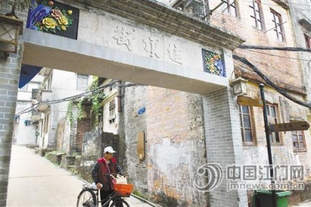 墟頂街的牌坊得以恢復(fù)，牌坊上還增添了灰雕。