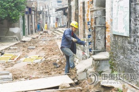 目前，33墟街新盛街路面修復(fù)正在加緊進(jìn)行。