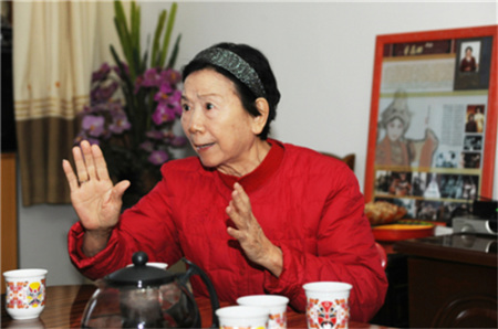 3月20日，省河北梆子劇院青年演員拜訪齊花坦老師，圖為齊花坦老師為大家說戲指導。相春霞攝