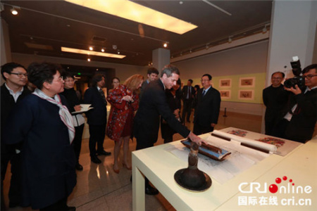 嘉賓體驗(yàn)中國(guó)年畫制作。