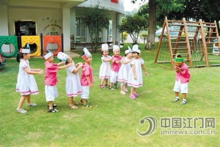 邊做游戲邊唱《護(hù)齒》兒歌，教育潛移默化。