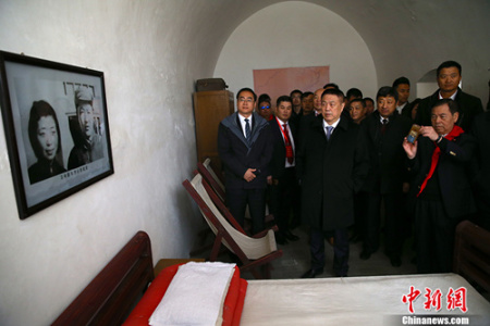 3月20日，國務(wù)院僑辦副主任郭軍與30余名海外僑胞、港澳同胞參觀了中共中央西北局舊址。當(dāng)日，國務(wù)院僑辦在延安正式啟動(dòng)“僑愛工程——情系延安”項(xiàng)目。國務(wù)院僑辦副主任郭軍及30余名熱心慈善事業(yè)的海外僑胞、港澳同胞出席啟動(dòng)儀式，隨后前往西北局舊址參觀。 “僑愛工程——情系延安”項(xiàng)目，是國務(wù)院僑辦發(fā)揮僑務(wù)資源優(yōu)勢(shì)，引導(dǎo)和服務(wù)海外僑胞、港澳同胞積極參與革命老區(qū)建設(shè)，改善民生，助力脫貧攻堅(jiān)。 <a target='_blank' >中新社</a>記者 張遠(yuǎn) 攝