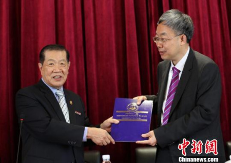 “當代福爾摩斯”李昌鈺獲授南京大學名譽教授稱號?！≠苤悟E 攝