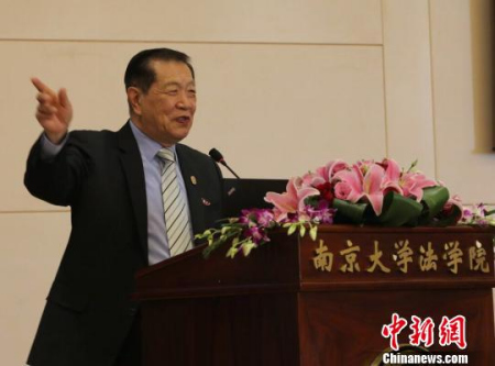 “當代福爾摩斯”李昌鈺獲授南京大學名譽教授稱號。　佘治駿 攝