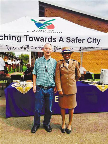 劉文祥（左）在約翰內(nèi)斯堡。