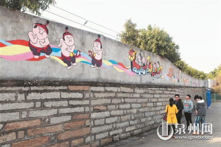 學(xué)生們將各種閩南元素融入墻繪中。