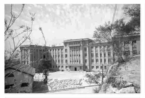 華僑大學(xué)醫(yī)療系在廈門辦學(xué)期間的教學(xué)大樓，現(xiàn)為廈門第一醫(yī)院辦公樓。(<a target='_blank' >中新社</a> 陳一能 攝)