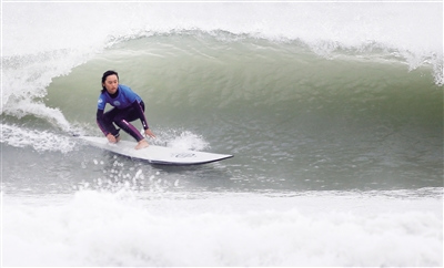 海南籍選手黃瑩瑩參加職業(yè)沖浪賽。本報記者 宋國強(qiáng) 通訊員 曾覺 攝