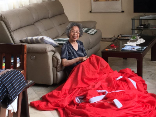 張晉的媽媽得知總理訪澳親手縫制紅旗。