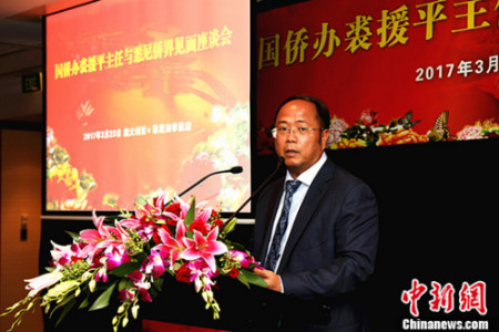 圖為澳洲中國和平統(tǒng)一促進會會長黃向墨教授致歡迎詞。 <a target='_blank' >中新社</a>記者 賴海隆 攝