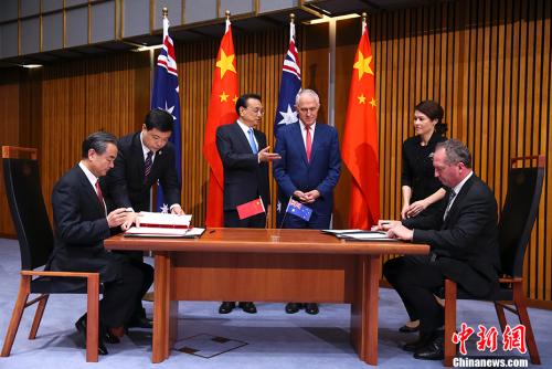 當(dāng)?shù)貢r間3月24日上午，中國國務(wù)院總理李克強在堪培拉議會大廈同澳大利亞總理特恩布爾舉行第五輪中澳總理年度會晤。會晤后，兩國總理共同見證中澳經(jīng)貿(mào)、創(chuàng)新、農(nóng)業(yè)、食品、知識產(chǎn)權(quán)、執(zhí)法安全、旅游、教育等多項雙邊合作文件的簽署。 <a target='_blank' >中新社</a>記者 劉震 攝