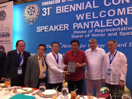 菲華商聯(lián)總會領(lǐng)導(dǎo)人贈送感謝狀給眾議長阿華禮斯。（菲龍網(wǎng)圖片）