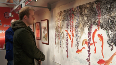 法國大學(xué)生 Gauthier專心看畫展。