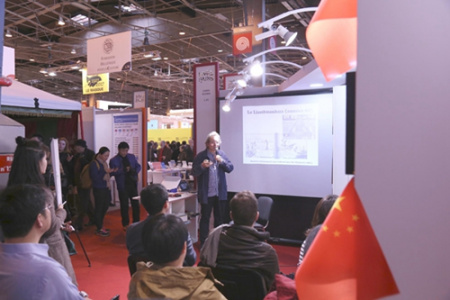 《費加羅報》記者梅里崗介紹中國連環(huán)畫的發(fā)展歷史和現(xiàn)狀。