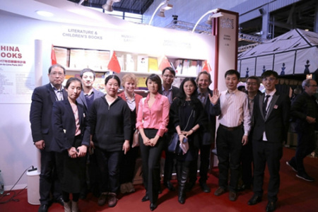 中國代表團與中法嘉賓在活動現(xiàn)場。