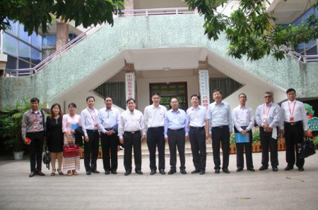 考察團(tuán)合影。