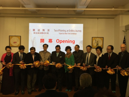 劉亞諫(左二)畫(huà)展開(kāi)幕，劉坤澎(左三)擔(dān)任策展人。(美國(guó)《世界日?qǐng)?bào)》/高夢(mèng)梓 攝)