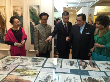 劉亞諫(左四)畫(huà)展開(kāi)幕。(美國(guó)《世界日?qǐng)?bào)》/高夢(mèng)梓 攝)