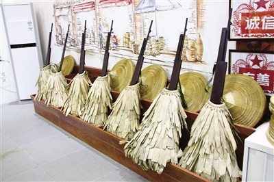 蓑衣和斗笠已成了旅游紀念品和生活裝飾品。