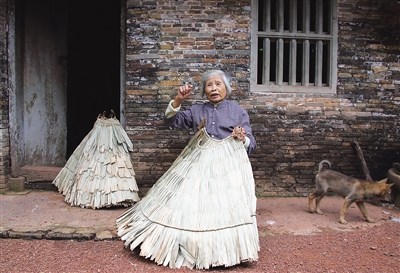 蓑衣阿婆龐學英。