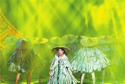 歌舞表演中頭戴斗笠身披蓑衣的畫面。