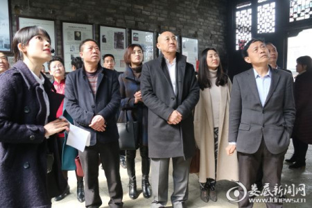 王鐵夫一行考察鐸山鎮(zhèn)謝冰瑩故居僑務(wù)文化交流基地