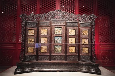 紫檀嵌白檀心玻璃畫圍屏。