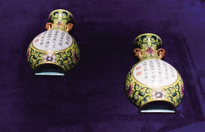 乾隆款洋彩纏枝蓮紋開光墨彩詩句壁瓶。