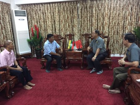 曼德勒華助中心成員與華校代表舉行會(huì)談。