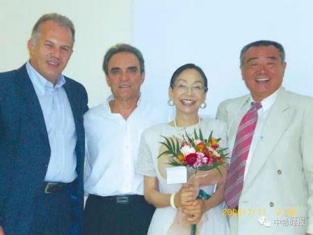 李成貴與卡贊扎基市長(zhǎng)（左一）等在作家的博物館合影。（希臘《中希時(shí)報(bào)》）