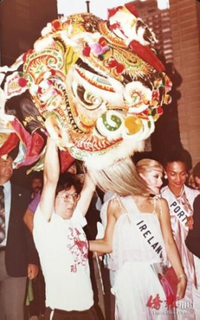 葉永康師父于環(huán)球小姐活動上舞獅。