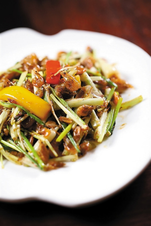 蕎菜炒小河蝦。