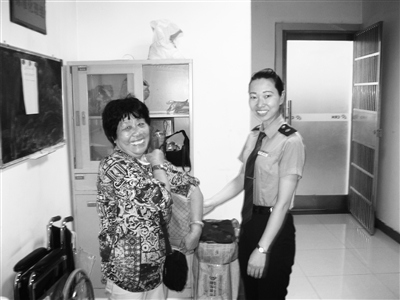 失主黃女士和工作人員。通訊員 陳斌 供圖