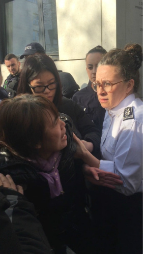 死者家屬在19區(qū)警察局門口哭訴。(《歐洲時報》/孔帆 攝) 