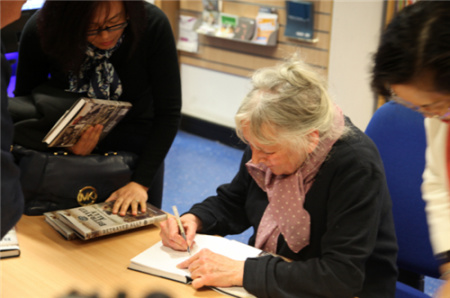 吳芳思耐心地給到場(chǎng)來賓簽書